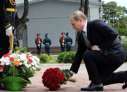 普京俄海军节单膝下跪献花表敬意（组图）