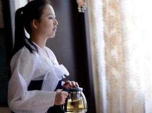 实拍：在餐厅工作的朝鲜服务员 能歌善舞