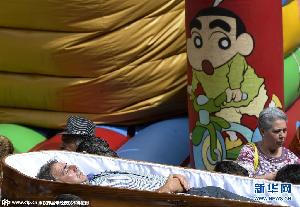 西班牙村庄举行“寿衣游行” 蜡笔小新抢镜（高清组图）