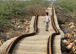印度洪水将铁轨冲刷成波浪形 铁路地基被掏空【组图】