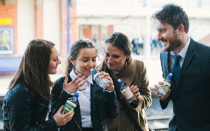 英国自动贩卖机出售瓶装空气 数百人购买（高清组图）