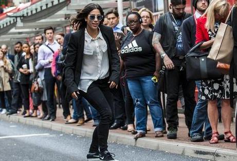 伦敦地铁大罢工持续 90后踩滑板疾驰