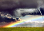 当狂野龙卷风邂逅美丽彩虹：摄影师抓拍罕见奇景