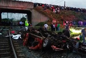 南非巴士坠桥后与火车相撞 至少15人丧生（高清组图）