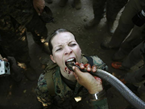 美国女兵的军营生活：喝蛇血、绣十字绣【高清组图】