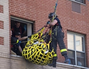 纽约700多斤重女子生病 消防员破窗将其救出【高清组图】