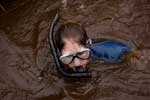 英国举办浮潜世锦赛 参赛者畅游烂泥坑