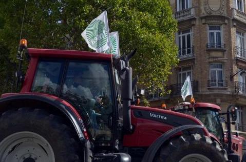 法国“谷贱伤农”引抗争 上千拖拉机“占领”巴黎（高清）