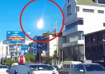 泰国曼谷天降耀眼火球并爆炸 汽车记录仪拍下奇景