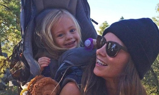 25岁漂亮妈妈背3岁女儿爬遍美国名山(组图)