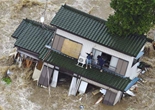 日本东部遇暴雨引发洪水滑坡 房屋遭冲走（组图）