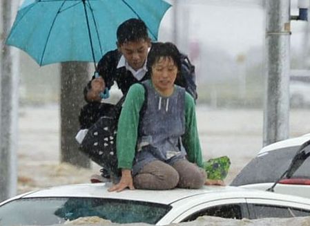 日本两条大河相继决堤 居民爬上房顶车顶等救援