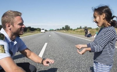 丹麦警察与叙利亚小女孩玩游戏感动网友（组图）