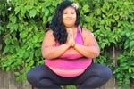 美国28岁超胖女子励志练瑜伽走红网络