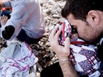 难民夫妇将双胞胎婴儿装进提包偷渡爱琴海【高清组图】