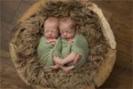 英摄影师拍初生双胞胎熟睡照萌翻众人