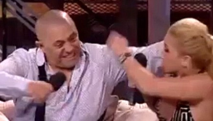 怀孕女友与养子发生关系 罗马尼亚歌手直播中大打出手(图)