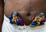 非洲部落为死婴做木偶 精心照顾求好运（组图）