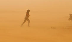 埃及遭强沙尘暴袭击 黄沙漫天