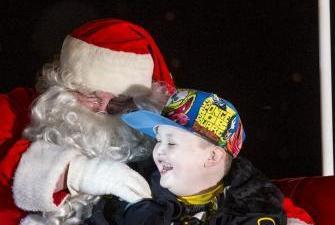 加拿大小镇为7岁脑癌男孩提前过圣诞