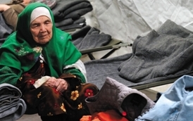 阿富汗105岁难民躺担架终抵欧洲