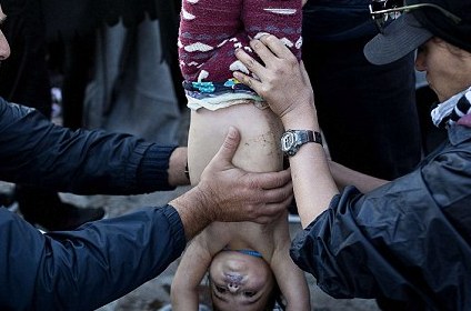 难民船只沉没：抢救落水的孩子