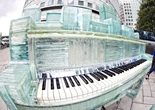 伦敦艺术家打造纯玻璃钢琴 晶莹剔透（组图）