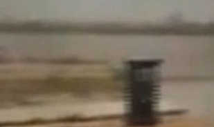 澳女子拍风暴险遭白色闪电击中 抓拍瞬间(图)