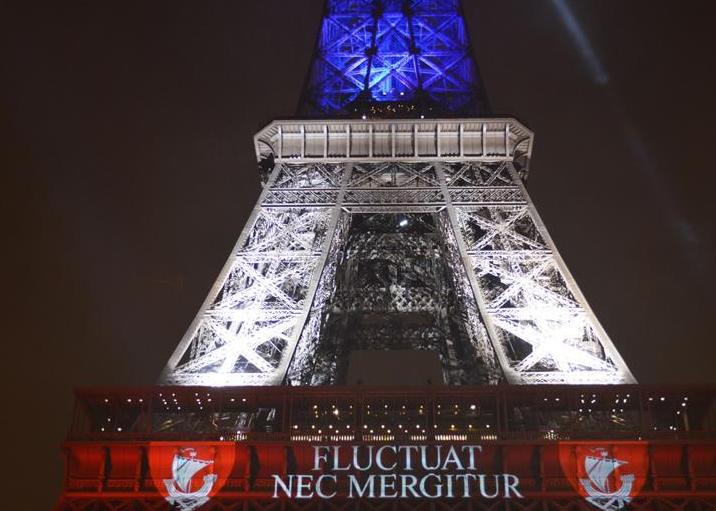 巴黎埃菲尔铁塔点亮红白蓝三色灯