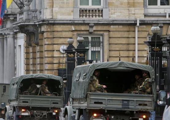 图 比利时布鲁塞尔拉响最高警报 大量军车从市区驶过