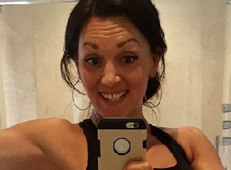 英女子孕期坚持健身 剖腹产前夕仍举重 组图