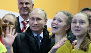 普京访问体育中心 与美少女合影 组图