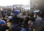 滞留马其顿与希腊边境难民争夺食物(高清组图)