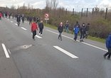 法国一卡车司机开车撞向难民