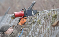 奥地利边境拉起2米高铁丝网 阻止难民入境