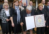 男子在与克罗地亚女总统合照时掉裤子(图)