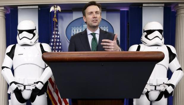 美国白宫发言人获《星战》冲锋队护驾 组图