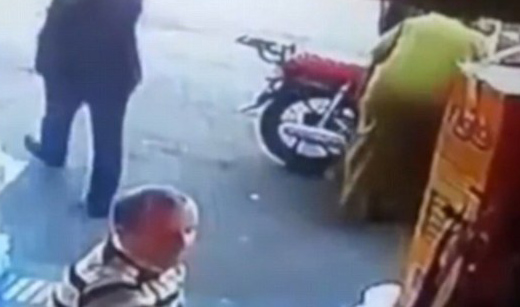 摩洛哥妇女街头遭遇&ldquo;咸猪手&rdquo;怒揍骚扰者