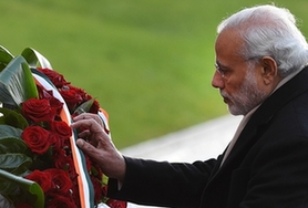 印度总理莫迪访俄 向无名烈士墓献花