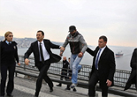 土耳其男子欲跳桥自杀 总统碰巧经过将其劝下
