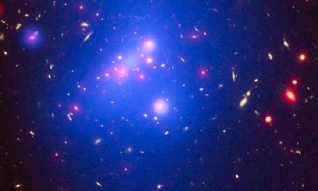罕见遥远星系团散发绚丽光彩