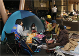 日本发生7.3级地震 灾民在屋外帐篷过夜