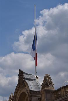 法国降半旗悼念尼斯袭击事件遇难者（图）