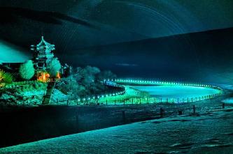 甘肃敦煌大漠夜色雪景斑斓