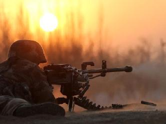 重高机枪夕阳下射击场景美如画