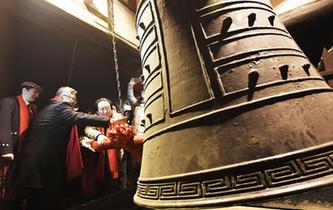 民众除夕夜撞钟祈福迎新春