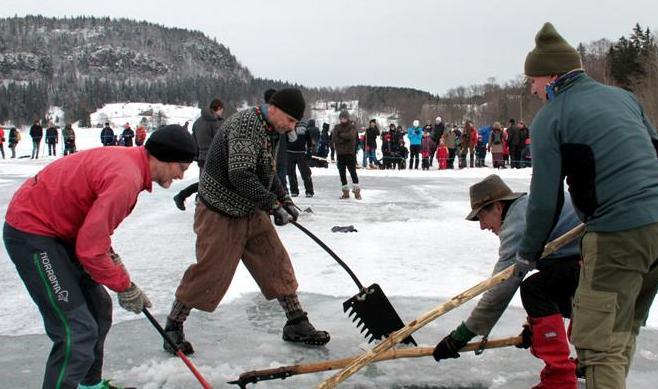 挪威举行传统采冰比赛 高清