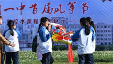 各类风筝昆明蓝天下&ldquo;斗艳&rdquo;