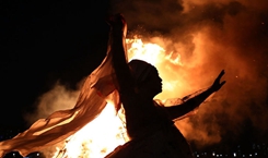 韩国首尔举行野火节庆祝活动 点燃篝火祈丰收