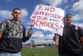 美國學生集會抗議槍擊暴力